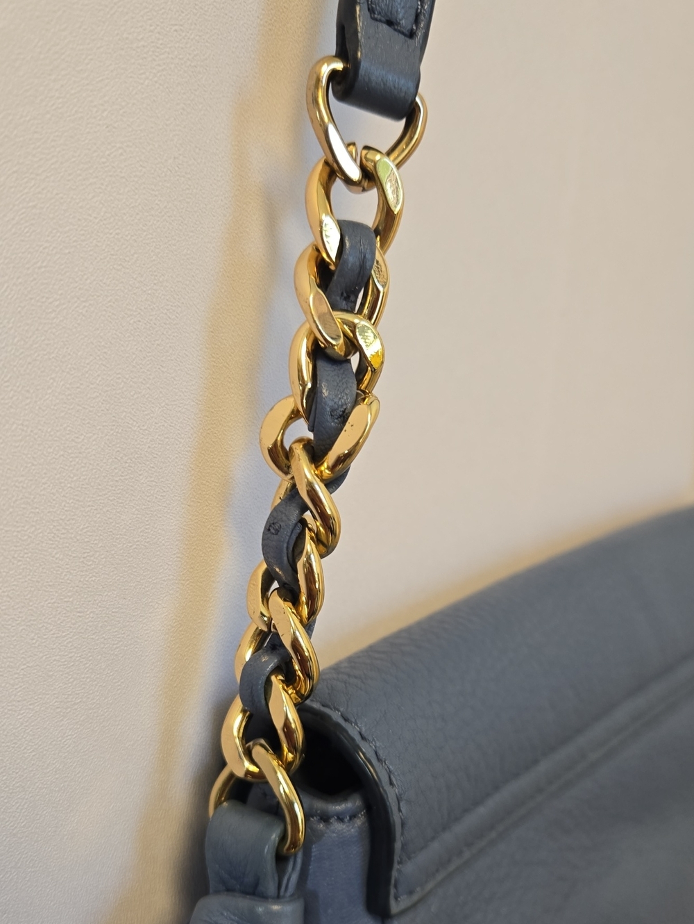 EUC Tory Burch Slate Blue Pebbled Leather Crossbody with Gold Chain - Picture 8 of 13